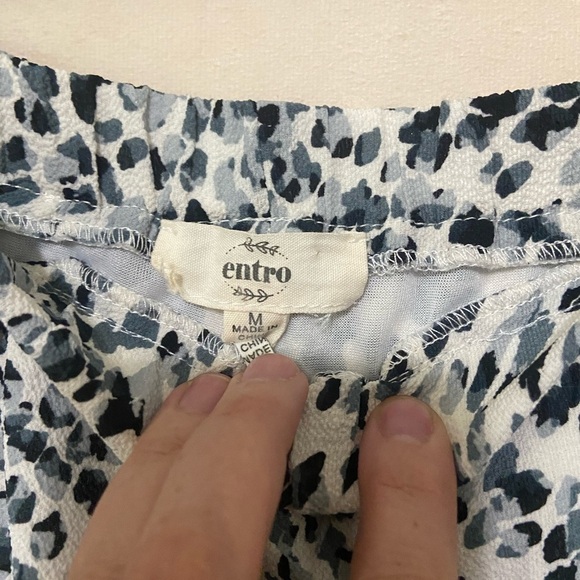 Entro LIKE NEW off the shoulder sleeve cut out animal leopard print blouse M - Picture 5 of 6